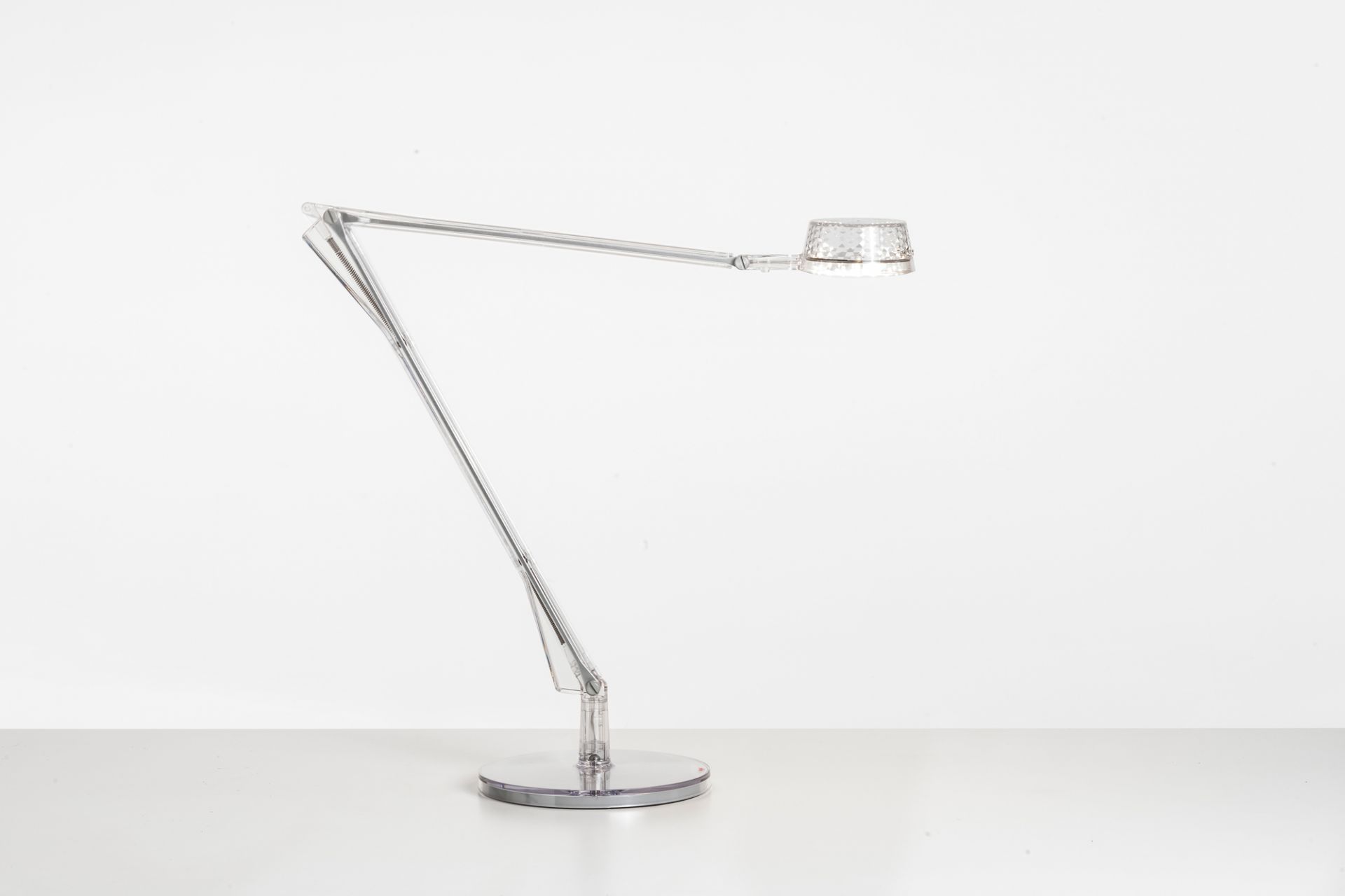 Aledin Tischleuchte von Kartell, transparent, mit verstellbarem Arm und LED-Leuchte.